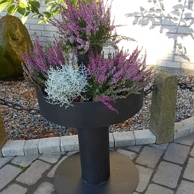 Blomsterkrukker i metal - rund udgave med midteropsats